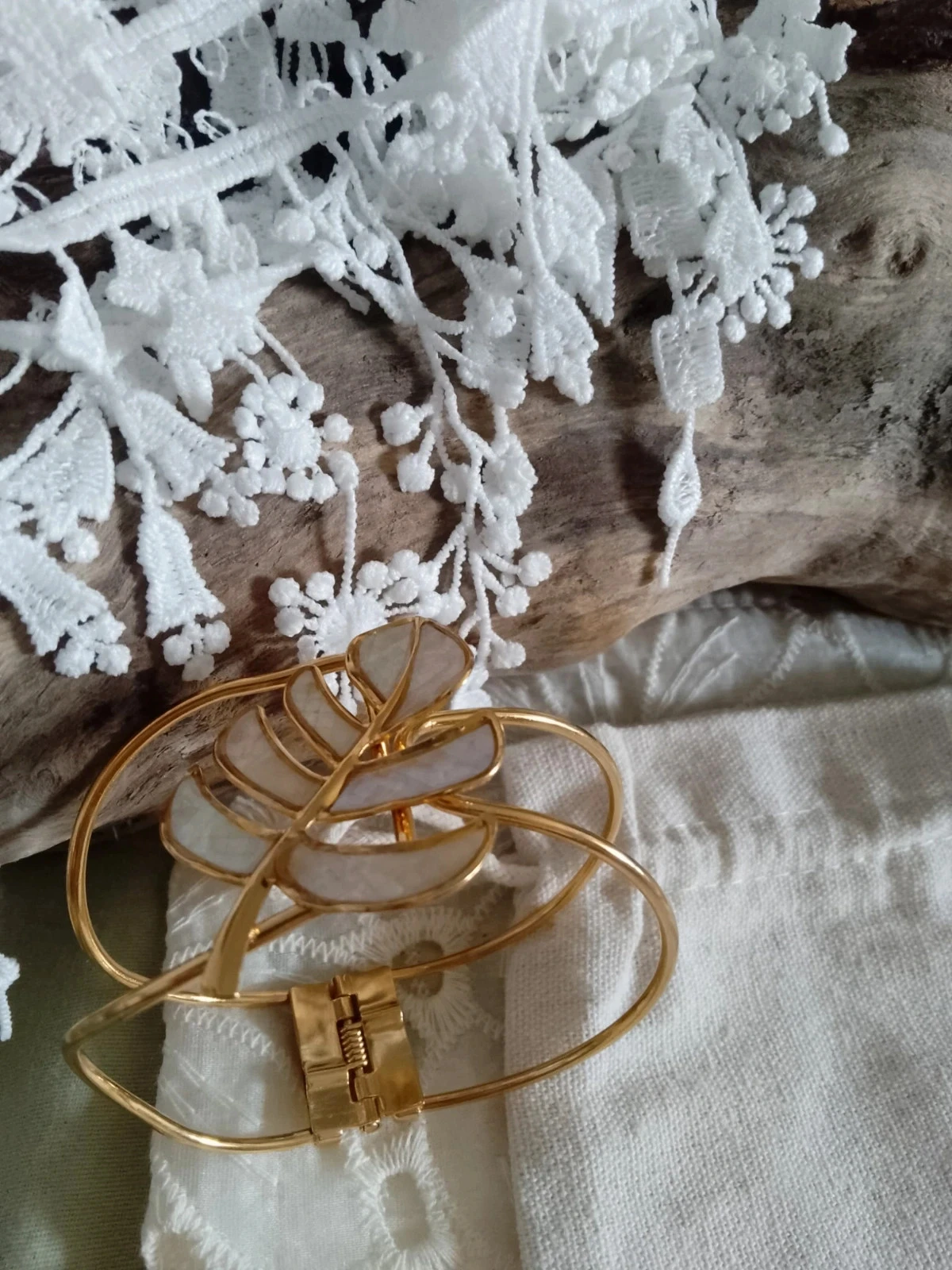 Pulseira boêmia com folha dourada em madrepérola branca – photo 7